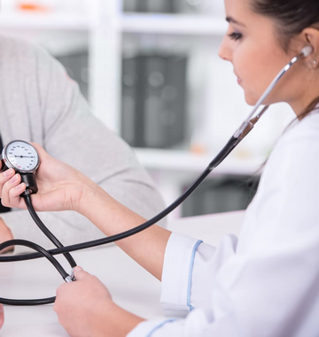 medica tomando la tensión de un paciente